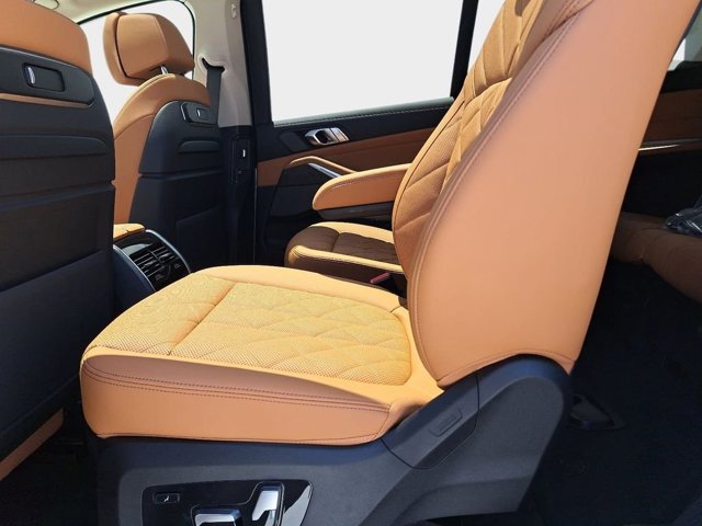 New 2027 Mineral White Metallic BMW xDrive40i image 8
