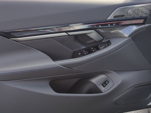 New 2027 Mineral White Metallic BMW 550e xDrive image 13