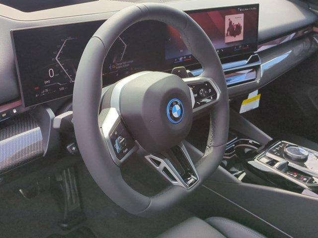 New 2027 Mineral White Metallic BMW 550e xDrive image 17