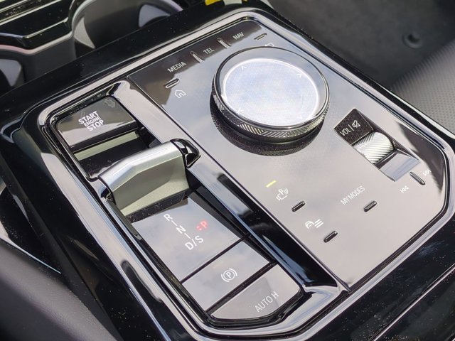 New 2027 Mineral White Metallic BMW 550e xDrive image 25