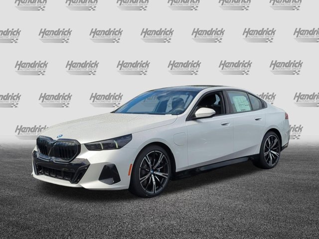 New 2027 Mineral White Metallic BMW 550e xDrive image 5