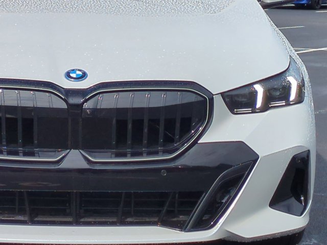 New 2027 Mineral White Metallic BMW 550e xDrive image 6