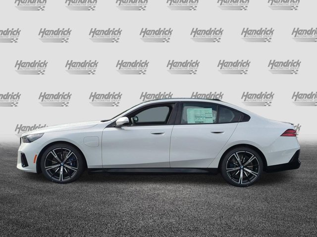New 2027 Mineral White Metallic BMW 550e xDrive image 7