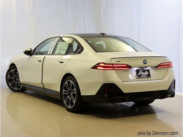 2026 BMW 5 Series 550e - Photo 23