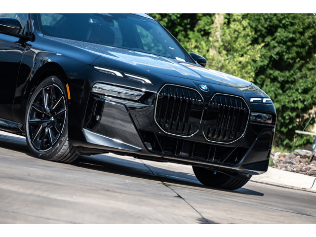 2025 Bmw 740i Sedan photo 2