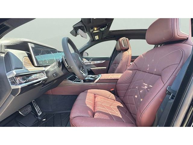 2025 BMW 7 Series 760i - Photo 33