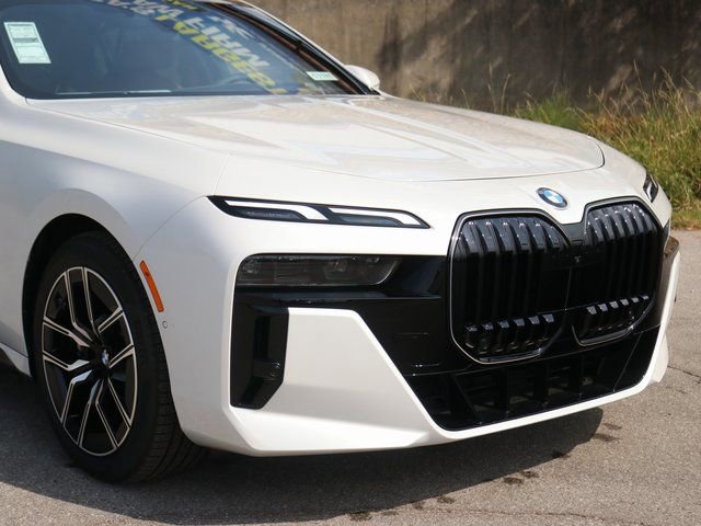 2025 BMW 7 Series 760i - Photo 3