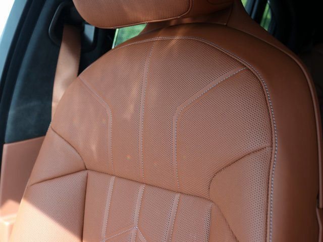 2025 BMW 7 Series 760i - Photo 8