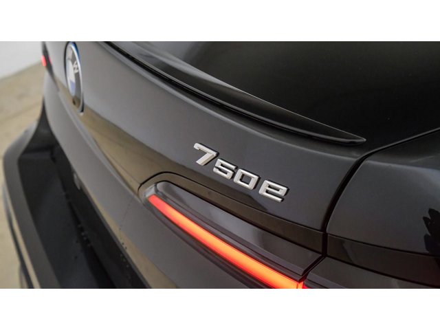 2026 BMW 7 Series 750e - Photo 45