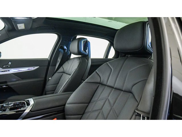 2026 BMW 7 Series 750e - Photo 55