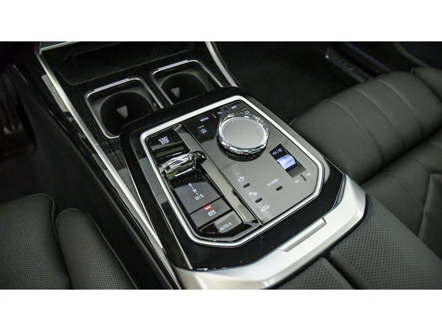 2026 BMW 7 Series 750e - Photo 57