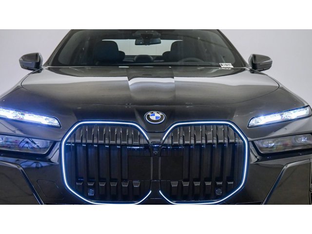 2026 BMW 7 Series 750e - Photo 40