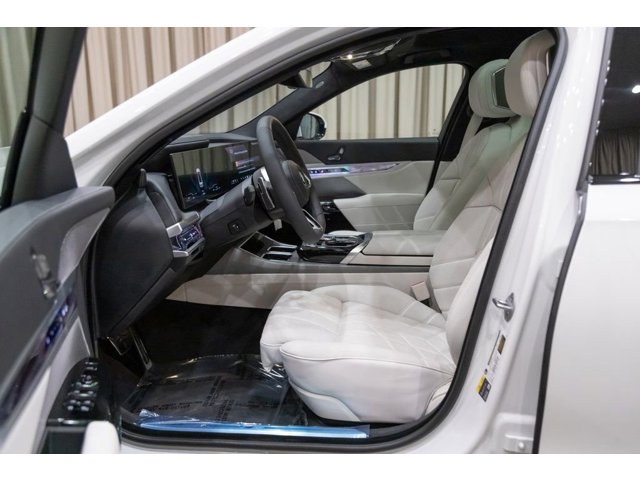 2026 BMW 7 Series 750e - Photo 38