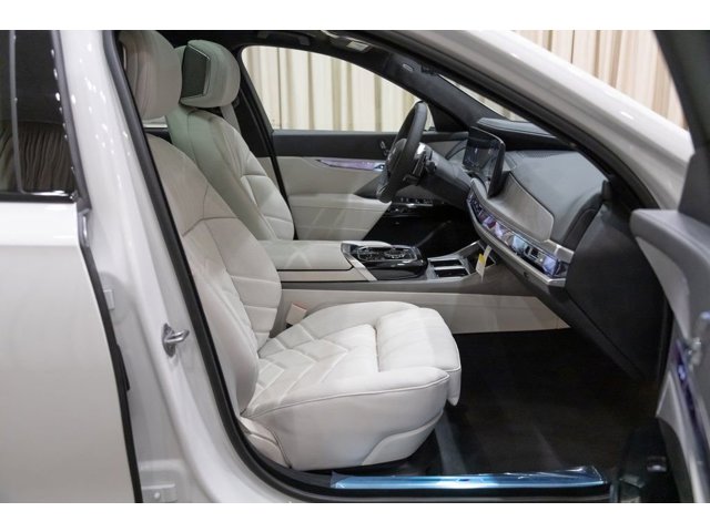 2026 BMW 7 Series 750e - Photo 39