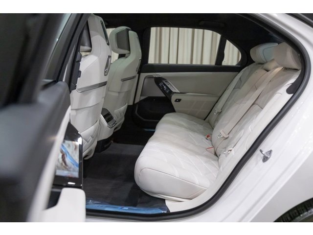 2026 BMW 7 Series 750e - Photo 40