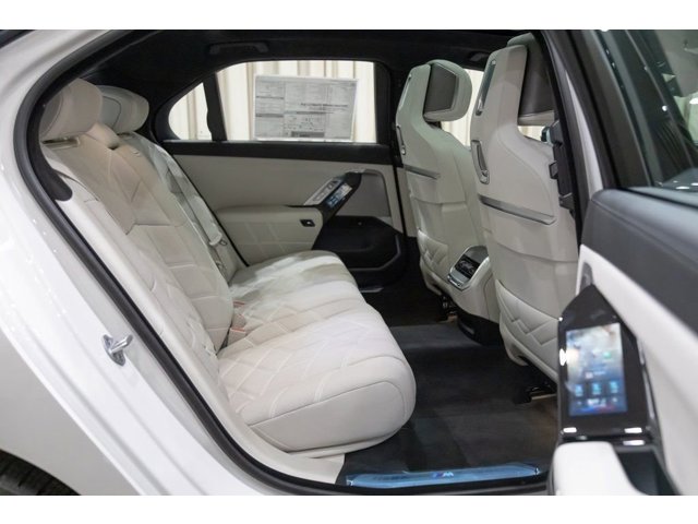 2026 BMW 7 Series 750e - Photo 41