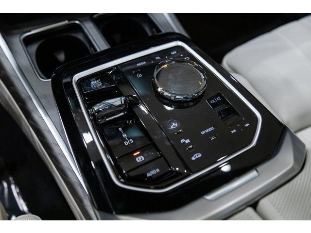2026 BMW 7 Series 750e - Photo 49