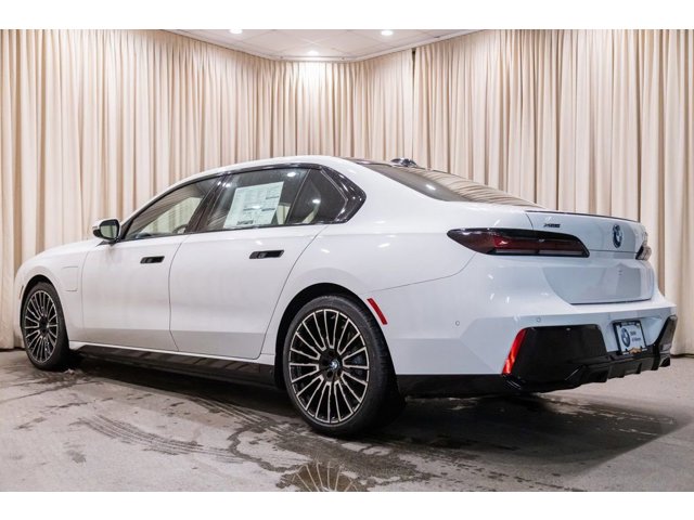 2026 BMW 7 Series 750e - Photo 32