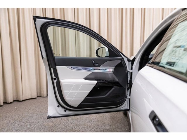 2026 BMW 7 Series 750e - Photo 35