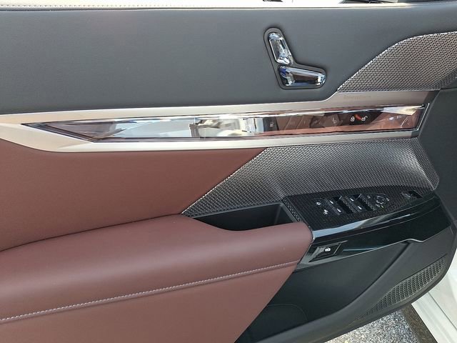 2026 BMW 7 Series 750e - Photo 28