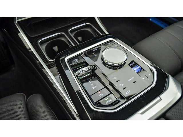 2026 BMW 7 Series 750e - Photo 60