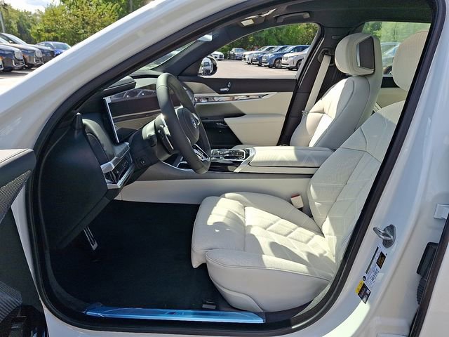 2026 BMW 7 Series 750e - Photo 28