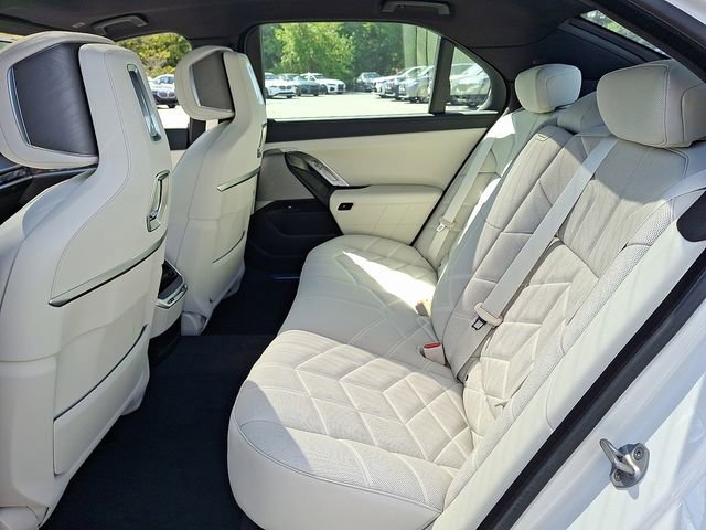 2026 BMW 7 Series 750e - Photo 25