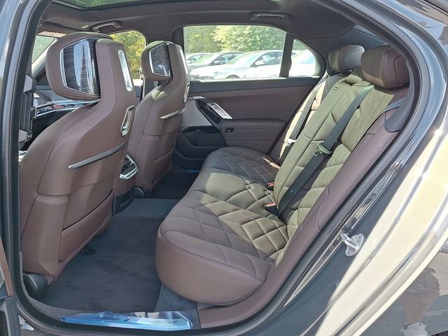 2026 BMW 7 Series 750e - Photo 25