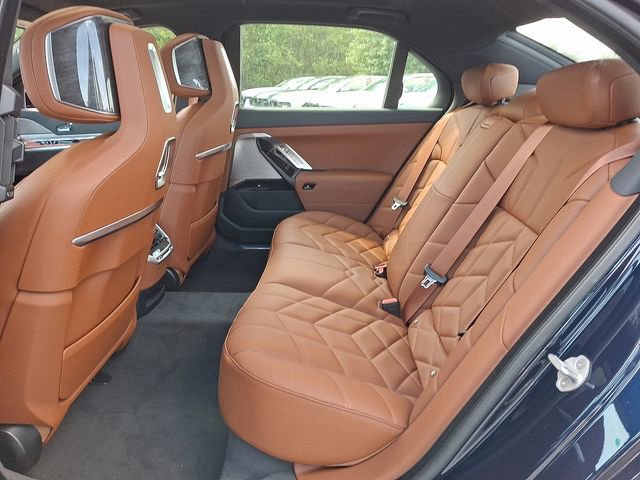 2026 BMW 7 Series 750e - Photo 26