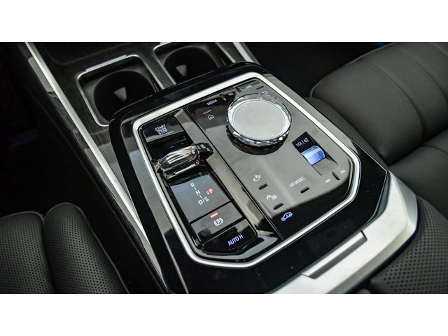 2026 BMW 7 Series 750e - Photo 61