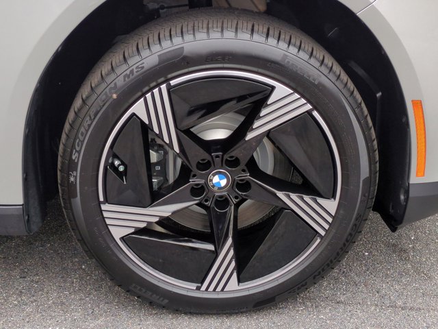 New 2027 Space Silver Metallic BMW 50 xDrive image 16