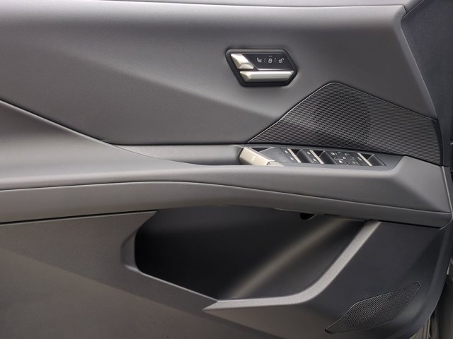 New 2027 Space Silver Metallic BMW 50 xDrive image 18