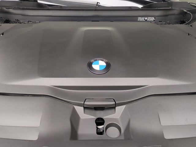 New 2027 Space Silver Metallic BMW 50 xDrive image 39