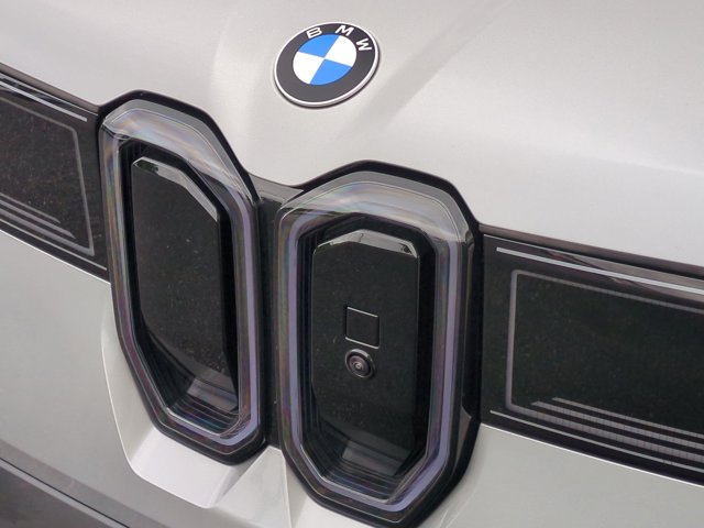 New 2027 Space Silver Metallic BMW 50 xDrive image 7